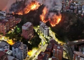 Los siete incendios simultáneos que generaron caos en Quito fueron provocados, aseguran las autoridades