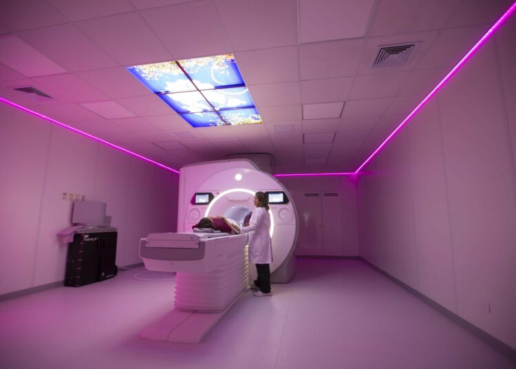 Moderno resonador magnético del ISSS realizará 500 estudios mensuales, afirma Mónica Ayala