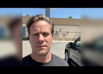 Armie Hammer vende su camioneta porque ‘ya no puede pagar la gasolina’