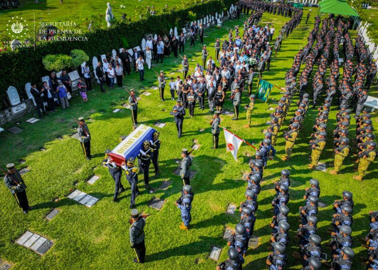 El Salvador brinda el último adiós al comisionado general Mauricio Arriaza Chicas