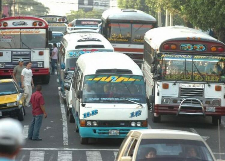Comportamiento «caníbal» de los empresarios cambiará una vez el Gobierno haga un cambio en el sistema de transporte público