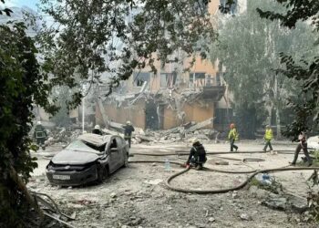 Ataques rusos contra centro médico causan 9 muertos al noreste de Ucrania