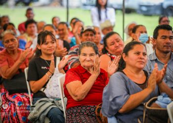 180 familias de El Tránsito y de San Miguel reciben las escrituras de sus viviendas