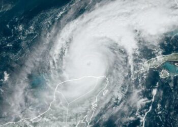 Milton se fortalece nuevamente a huracán de categoría 5