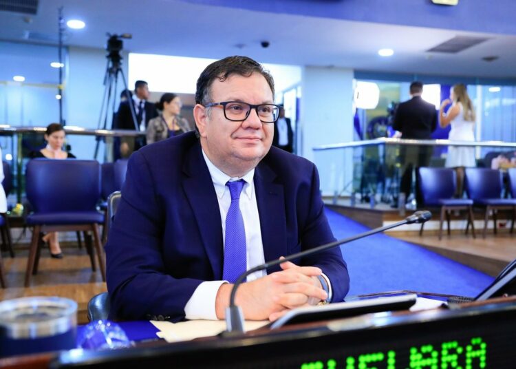 Diputado Christian Guevara señala a periodistas financiados por Soros de doble moral