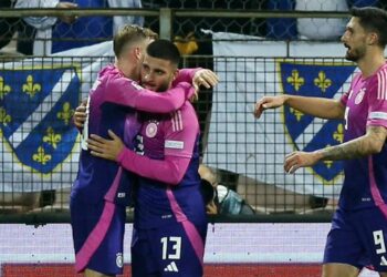 Alemania gana 2-1 en Bosnia pero termina mirando el reloj