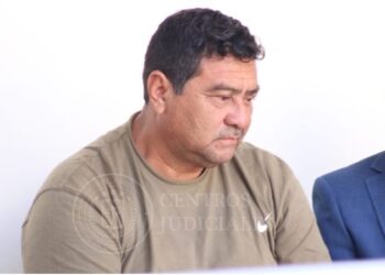 Conductor de rastra logra conciliar para salir libre tras causar accidente