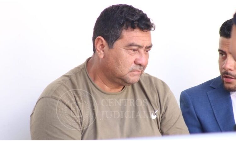 Conductor de rastra logra conciliar para salir libre tras causar accidente