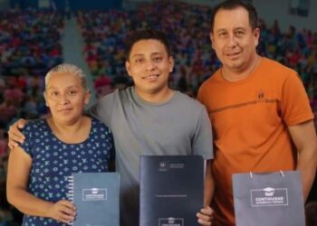 Gobierno firma acuerdo con Universidad para otorgar becas a jóvenes de escasos recursos