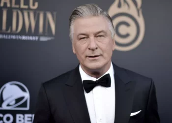 Un juez se niega a reconsiderar los cargos penales contra Alec Baldwin por la muerte de Halyna Hutchins