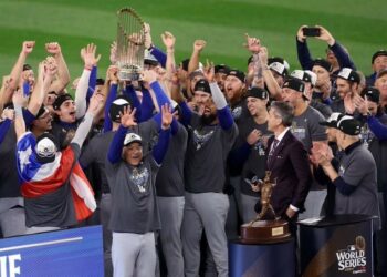 Los Ángeles Dodgers conquistan su octava Serie Mundial tras capitalizar errores de Yankees