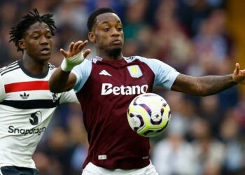 Aston Villa y Manchester United no se sacaron ventaja y terminaron sin goles