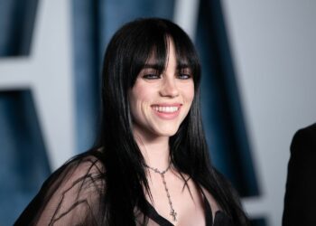 Billie Eilish teme que la fama la haya ‘atrofiado’ cuando era adolescente