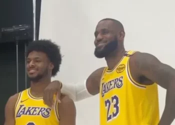 LeBron James es pura alegría al empezar a entrenar con su hijo Bronny con los Lakers