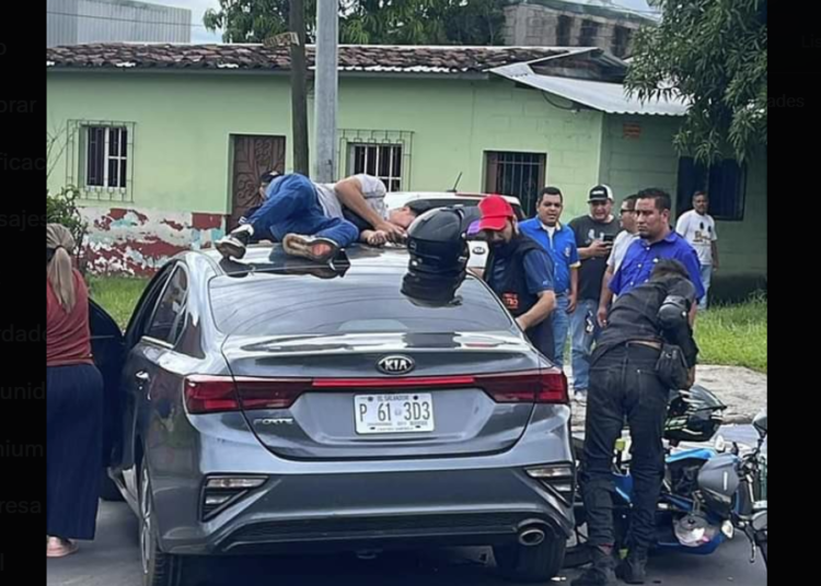 Motociclista es auxiliado tras chocar contra un vehículo en Santa Ana