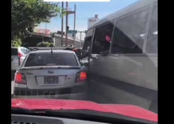 Microbusero de la 101B golpea a un vehículo por tratar de adelantarse en la fila