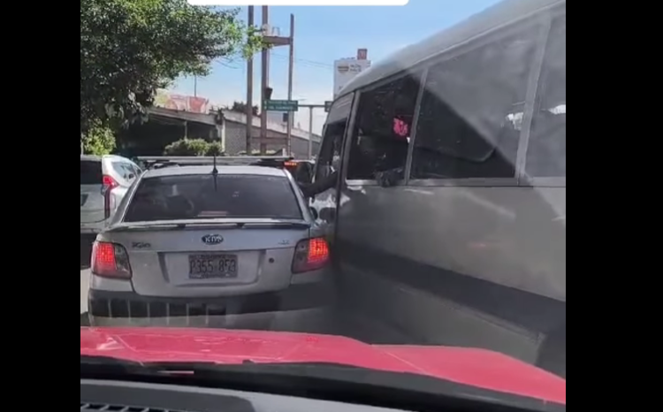 Microbusero de la 101B golpea a un vehículo por tratar de adelantarse en la fila