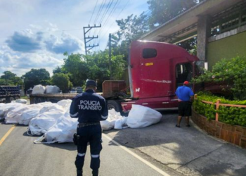 Rastra pierde el control y choca contra un muro, en San Juan Opico