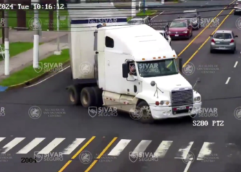 Captan a conductor de una rastra haciendo giro indebido en Paseo General Escalón