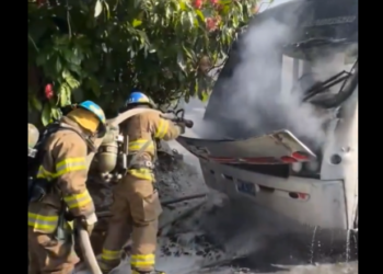 Microbús de la 5A se incendia sobre calle a Monserrat
