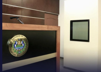 Enfrenta audiencia mujer que lanzó contra el suelo a otra, que se lesionó la espalda