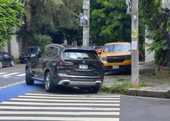 Conductores bloquean paso peatonal y de ciclistas en zona comercial de la colonia San Benito