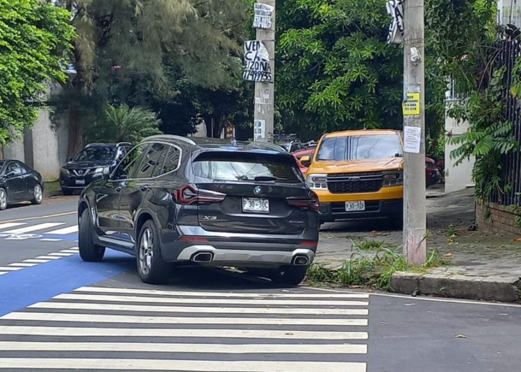 Conductores bloquean paso peatonal y de ciclistas en zona comercial de la colonia San Benito