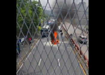 VIDEO | Motocicleta de Pedidos Ya! se incendio sobre 49 avenida sur