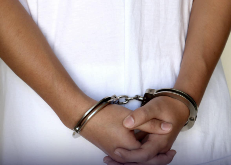 Hombre enfrenta cargos por insultar y denigrar a su vecina en Ilopango