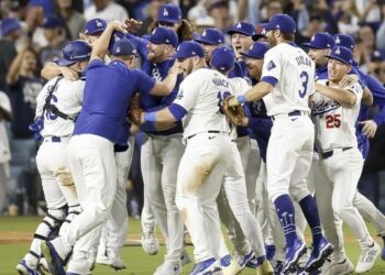 Dodgers derrotan 4-2 a Yankees y acarician barrida en la Serie Mundial