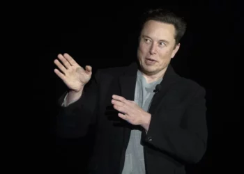 Elon Musk trabajó ilegalmente en EE.UU., según investigación