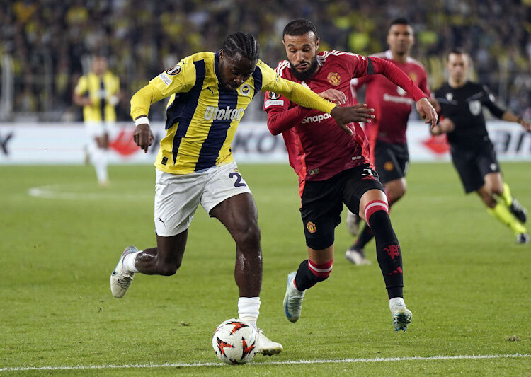Fenerbahçe y Manchester United se reparten los puntos y empatan 1-1