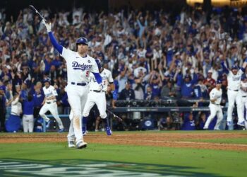 Jonrón de Freeman en la 10ma da triunfo a Dodgers ante Yankees en vibrante inicio de Serie Mundial