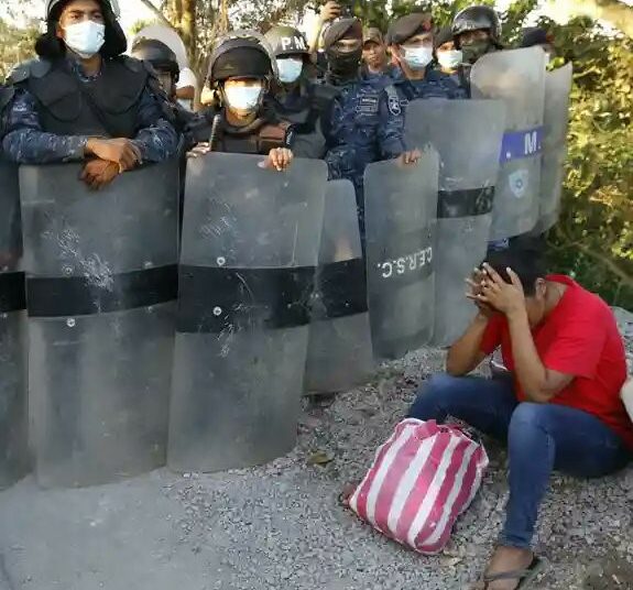 Guatemala detiene a 25 policías por tráfico de migrantes