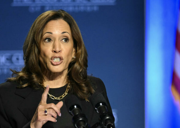 Harris ataca a Trump tras presuntos elogios a Hitler