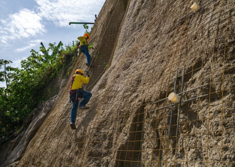 Plan de Mitigación trabaja en taludes de carretera Comalapa