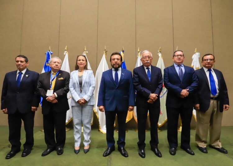 Vicepresidente Félix Ulloa destaca el programa educativo implementado en El Salvador