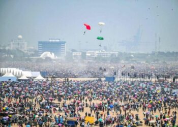 Mueren cinco personas en intento de India por romper un récord al reunir más de 1.5 millones de personas que pretendían ver un show aéreo