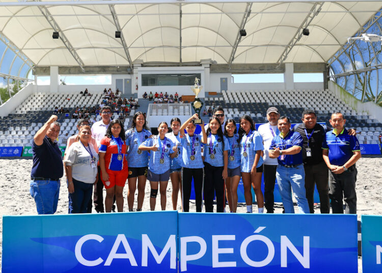 El Instituto Nacional José Simeón Cañas, campeón del fútbol playa estudiantil femenino