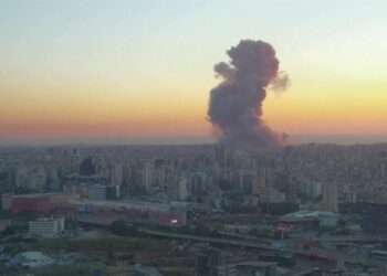 Israel bombardea Beirut y Hezbolá dispara cohetes a Tel Aviv