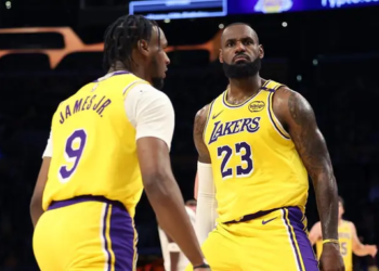 LeBron James y Bronny hacen historia al jugar juntos en la duela con Lakers