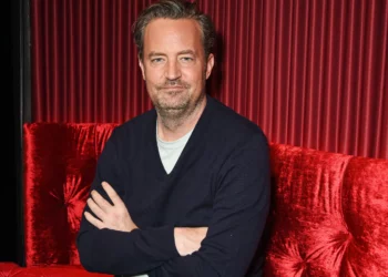 El padrastro y la hermana menor de Matthew Perry hablan por primera vez tras la muerte del actor