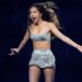 (VIDEO) Olivia Rodrigo se cae durante un concierto en Australia