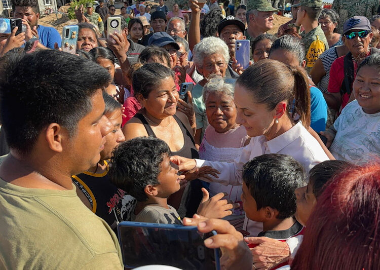 La presidenta de México, Claudia Sheinbaum visita damnificados de los huracanes Otis y John en medio de protestas