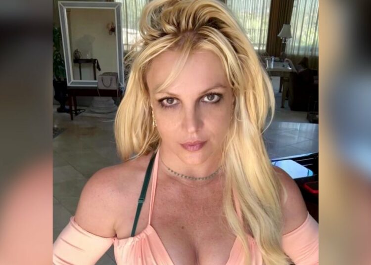 Britney Spears se quedó sin pestañas y sin cejas cuando su chimenea le explotó en la cara