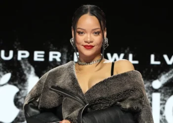Rihanna se arma de valor para salir a pedir caramelos