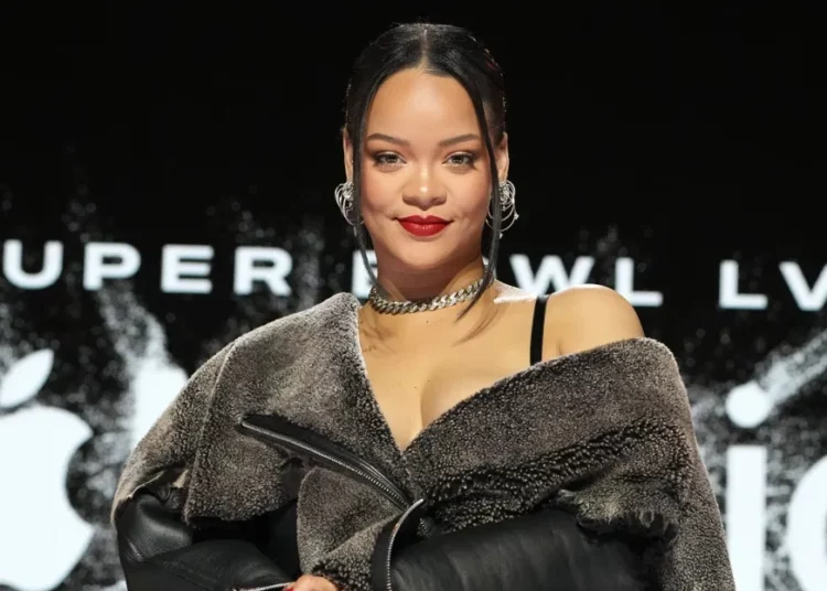 Rihanna se arma de valor para salir a pedir caramelos