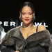 Rihanna se arma de valor para salir a pedir caramelos