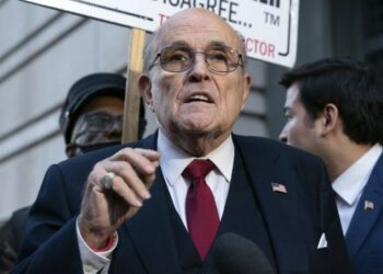Juez ordena al exabogado de Donald Trump, Rudy Giuliani entregar bienes a mujeres que difamó