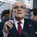 Juez ordena al exabogado de Donald Trump, Rudy Giuliani entregar bienes a mujeres que difamó